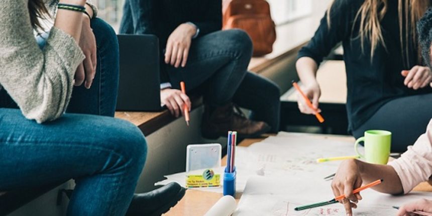 Mladi, studenti, razgovor