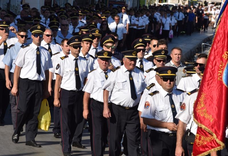 Vodice: Mimohodom vatrogasaca započelo obilježavanje 9. obljetnice kornatske tragedije. Photo: Hrvoje Jelavić/PIXSELL Vodice: Mimohodom vatrogasaca započelo obilježavanje 9. obljetnice kornatske tragedije. Photo: Hrvoje Jelavić/PIXSELL