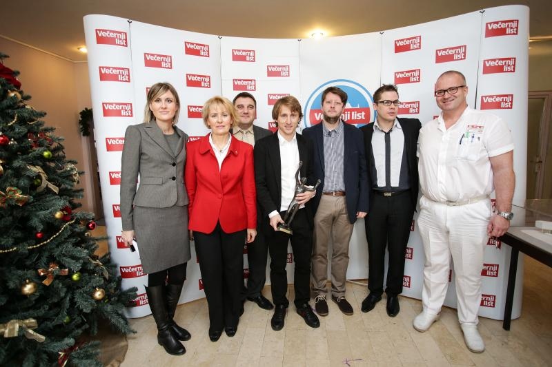 Luki Modriću u dječjoj bolnici u Klaićevoj uručena nagrada nogometaša godine, Photo: Petar Glebov/PIXSELL Luki Modriću u dječjoj bolnici u Klaićevoj uručena nagrada nogometaša godine, Photo: Petar Glebov/PIXSELL