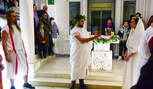 Studenti arheologije predstavom Okovi od prikazali ceremoniju vjenčanja bogatih rimskih građana Studenti arheologije predstavom Okovi od prikazali ceremoniju vjenčanja bogatih rimskih građana
