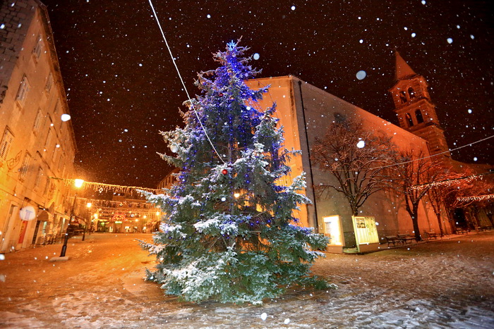 Sinj, 101212. 
Ciklona Simenka je veceras donijela pravi snijezni ugodjaj u Sinju.
Na slici Snijezni ugodjaj u Sinju.
Foto: Zvonimir Barisin / CROPIX