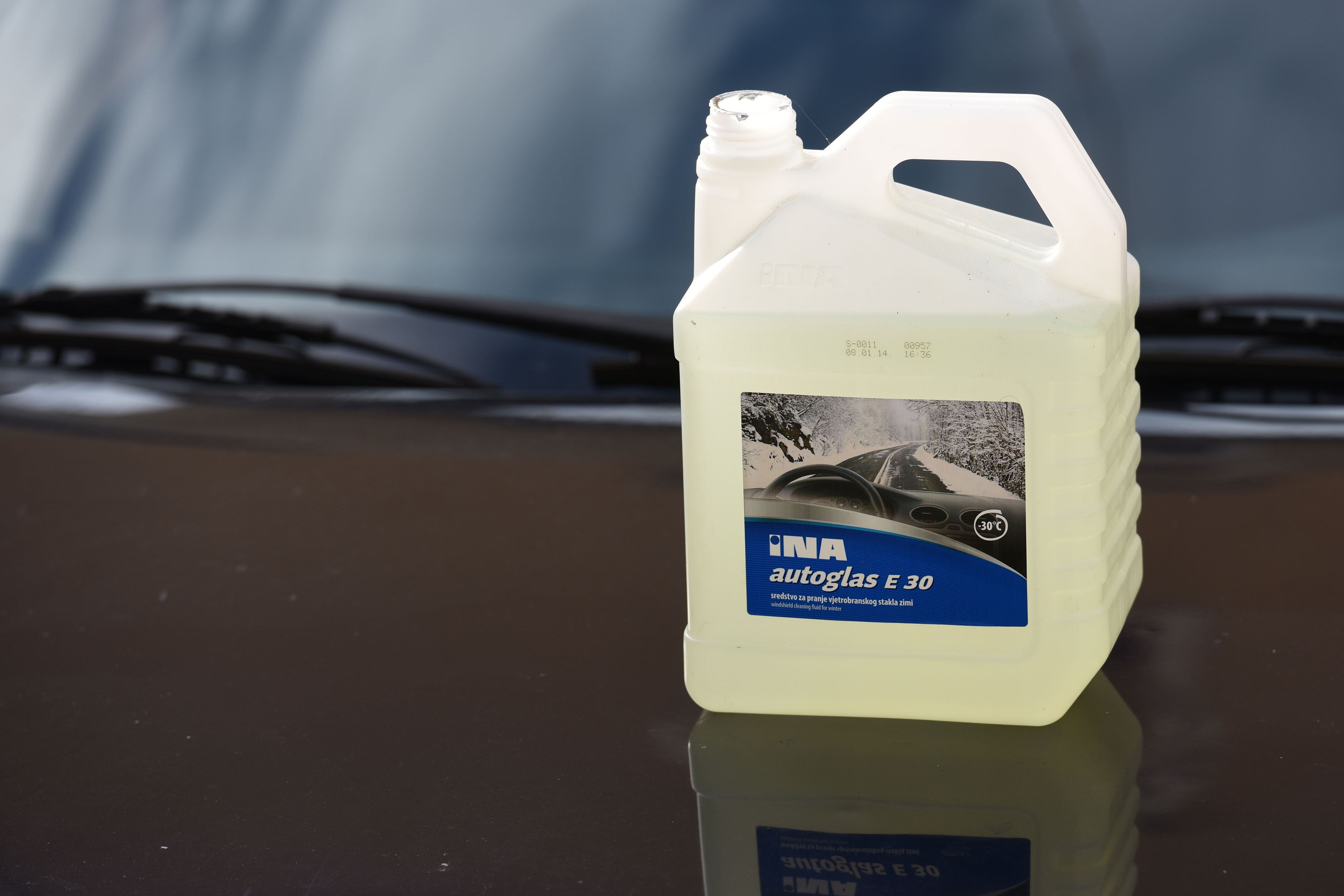 Policija spriječila Davora Dujića da zapali sebe i automobil na glavnom trgu Policija spriječila Davora Dujića da zapali sebe i automobil na glavnom trgu