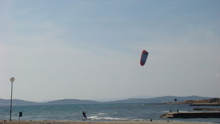 Druzenje uz surf i kite na plazi Makarska u Sukosanu Druzenje uz surf i kite na plazi Makarska u Sukosanu