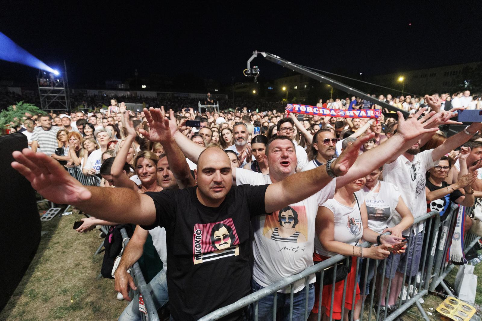 Mišo Kovač i prijatelji na Starom placu u Splitu Mišo Kovač i prijatelji na Starom placu u Splitu