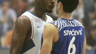 Zagreb, 050610.
KC Drazen Petrovic.
Trg Drazena Petrovica 3.
3. kosarkaska utakmica finala doigravanja izmedju Cibone i Zadra.
Na slici: Svadja izmedju Gordona Jamonta i Rok Stipcevica.
Foto: Goran Mehkek / CROPIX Zagreb, 050610.
KC Drazen Petrovic.
Trg Drazena Petrovica 3.
3. kosarkaska utakmica finala doigravanja izmedju Cibone i Zadra.
Na slici: Svadja izmedju Gordona Jamonta i Rok Stipcevica.
Foto: Goran Mehkek / CROPIX