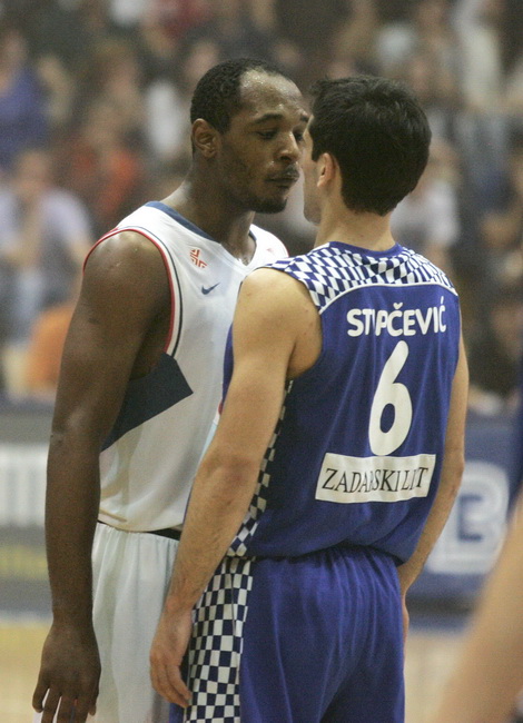 Zagreb, 050610.
KC Drazen Petrovic.
Trg Drazena Petrovica 3.
3. kosarkaska utakmica finala doigravanja izmedju Cibone i Zadra.
Na slici: Svadja izmedju Gordona Jamonta i Rok Stipcevica.
Foto: Goran Mehkek / CROPIX Zagreb, 050610.
KC Drazen Petrovic.
Trg Drazena Petrovica 3.
3. kosarkaska utakmica finala doigravanja izmedju Cibone i Zadra.
Na slici: Svadja izmedju Gordona Jamonta i Rok Stipcevica.
Foto: Goran Mehkek / CROPIX