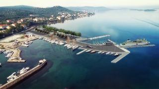 Ministar Oleg Butković potpisao ugovore za izgradnju trajektne luke Tkon i sanaciju luka Turanj, Mandre i Petrčane Ministar Oleg Butković potpisao ugovore za izgradnju trajektne luke Tkon i sanaciju luka Turanj, Mandre i Petrčane