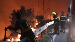 Tučepi: Požar se širi, zahvatio ranč i kuće, vatrogasci u akciji