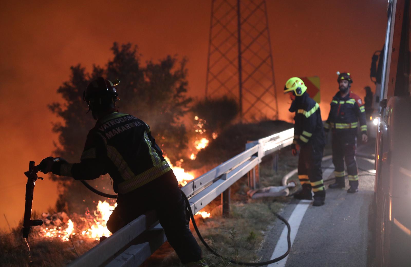 Tučepi: Požar se širi, zahvatio ranč i kuće, vatrogasci u akciji