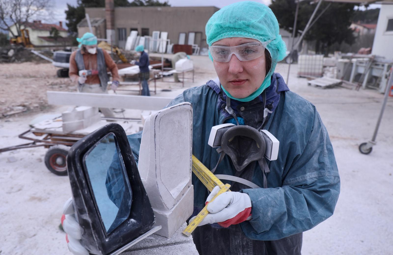 Mladi europski kipari stigli u Imotski, punom parom rade spomenik kultnom Mercedesu Mladi europski kipari stigli u Imotski, punom parom rade spomenik kultnom Mercedesu