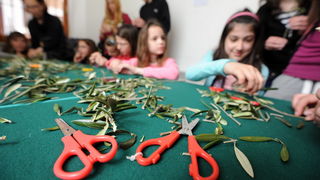 Zadar, 190313.
U prostoru gradske straze organizirana je radionica izrade maslinovih grancica za osnovnoskolce.
Na fotografiji: detalj s radionice.
Foto: Luka Gerlanc / CROPIX Zadar, 190313.
U prostoru gradske straze organizirana je radionica izrade maslinovih grancica za osnovnoskolce.
Na fotografiji: detalj s radionice.
Foto: Luka Gerlanc / CROPIX