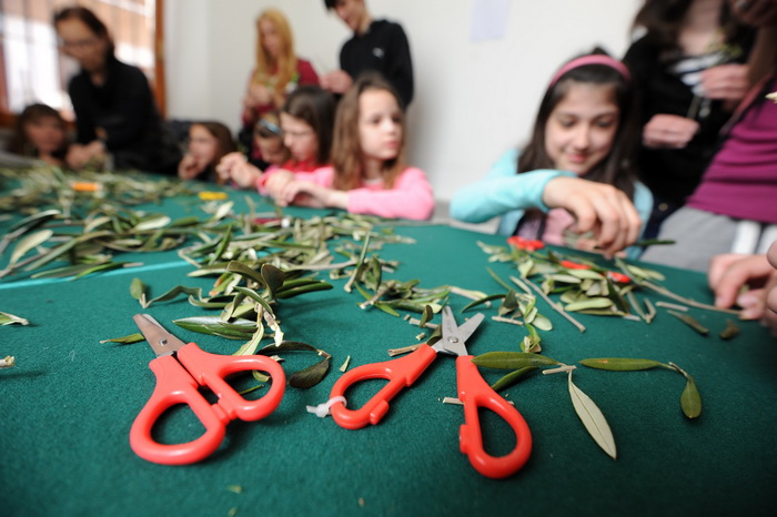 Zadar, 190313.
U prostoru gradske straze organizirana je radionica izrade maslinovih grancica za osnovnoskolce.
Na fotografiji: detalj s radionice.
Foto: Luka Gerlanc / CROPIX Zadar, 190313.
U prostoru gradske straze organizirana je radionica izrade maslinovih grancica za osnovnoskolce.
Na fotografiji: detalj s radionice.
Foto: Luka Gerlanc / CROPIX