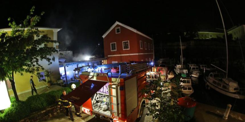 Vatrogasci na intervenciji u Restoranu Foša, Foto: Filip Brala/PIXSELL