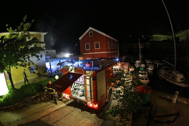 Vatrogasci na intervenciji u Restoranu Foša, Foto: Filip Brala/PIXSELL