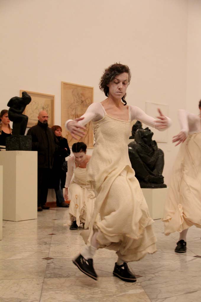 Glazbeno-plesni performans “Ona koja nosi”, foto: Iva Perinčić Glazbeno-plesni performans “Ona koja nosi”, foto: Iva Perinčić