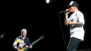 Zagreb, 290812.
Hipodrom.
Americka rock skupina Red Hot Chili Peppers u sklopu svjetske turneje kojom promovira deseti studijski album “I’m with You” iz 2011. nastupila je po prvi put pred zagrebackom publikom.
Foto: Goran Mehkek / CROPIX