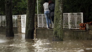 Zadar, 121211.
Jaka kisa koja je u jutarnjim satima pala na podrucje Zadra uzrokovala je manje poteskoce u prometu te je poplavljeno nekoliko podruma koja su u brzom vremenu uz pomoc tvrtke Odvodnja i zadarskih vatrogasaca ispumpana. Na slici poplavljena Zadar, 121211.
Jaka kisa koja je u jutarnjim satima pala na podrucje Zadra uzrokovala je manje poteskoce u prometu te je poplavljeno nekoliko podruma koja su u brzom vremenu uz pomoc tvrtke Odvodnja i zadarskih vatrogasaca ispumpana. Na slici poplavljena