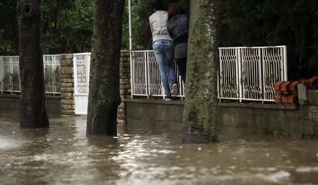 Zadar, 121211.
Jaka kisa koja je u jutarnjim satima pala na podrucje Zadra uzrokovala je manje poteskoce u prometu te je poplavljeno nekoliko podruma koja su u brzom vremenu uz pomoc tvrtke Odvodnja i zadarskih vatrogasaca ispumpana. Na slici poplavljena