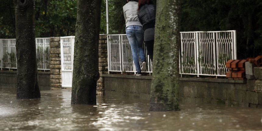 Zadar, 121211.
Jaka kisa koja je u jutarnjim satima pala na podrucje Zadra uzrokovala je manje poteskoce u prometu te je poplavljeno nekoliko podruma koja su u brzom vremenu uz pomoc tvrtke Odvodnja i zadarskih vatrogasaca ispumpana. Na slici poplavljena Zadar, 121211.
Jaka kisa koja je u jutarnjim satima pala na podrucje Zadra uzrokovala je manje poteskoce u prometu te je poplavljeno nekoliko podruma koja su u brzom vremenu uz pomoc tvrtke Odvodnja i zadarskih vatrogasaca ispumpana. Na slici poplavljena