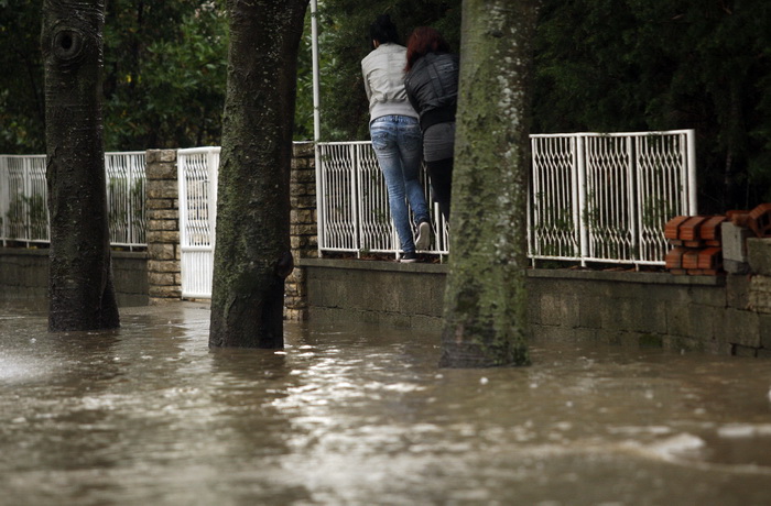 Zadar, 121211.
Jaka kisa koja je u jutarnjim satima pala na podrucje Zadra uzrokovala je manje poteskoce u prometu te je poplavljeno nekoliko podruma koja su u brzom vremenu uz pomoc tvrtke Odvodnja i zadarskih vatrogasaca ispumpana. Na slici poplavljena Zadar, 121211.
Jaka kisa koja je u jutarnjim satima pala na podrucje Zadra uzrokovala je manje poteskoce u prometu te je poplavljeno nekoliko podruma koja su u brzom vremenu uz pomoc tvrtke Odvodnja i zadarskih vatrogasaca ispumpana. Na slici poplavljena