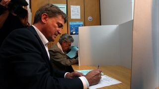 Drugi krug izbora za gradonacelnika i zupana u Zadru. Kandidat HDZ-a Bozidar Kalmeta izasao je na glasovanje u deset sati. Photo: Zeljko Mrsic/PIXSELL Drugi krug izbora za gradonacelnika i zupana u Zadru. Kandidat HDZ-a Bozidar Kalmeta izasao je na glasovanje u deset sati. Photo: Zeljko Mrsic/PIXSELL