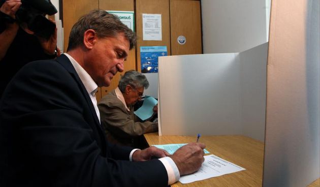 Drugi krug izbora za gradonacelnika i zupana u Zadru. Kandidat HDZ-a Bozidar Kalmeta izasao je na glasovanje u deset sati. Photo: Zeljko Mrsic/PIXSELL