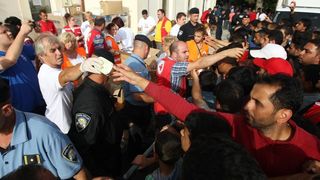 Tovarnik: Iscrpljenim izbjeglicama koji čekaju vlak volonteri Crvenog križa pružaju svekoliku pomoć. Photo: Zeljko Lukunic/PIXSELL Tovarnik: Iscrpljenim izbjeglicama koji čekaju vlak volonteri Crvenog križa pružaju svekoliku pomoć. Photo: Zeljko Lukunic/PIXSELL