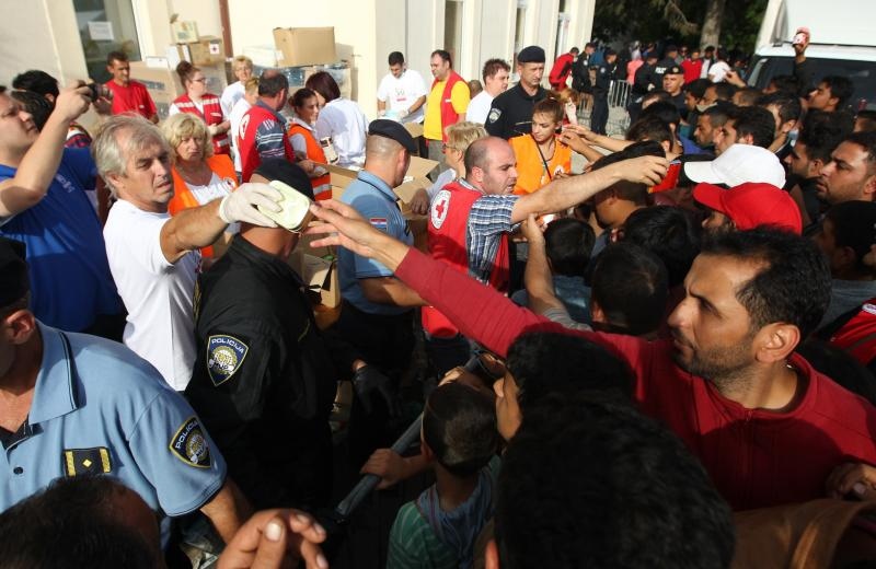 Tovarnik: Iscrpljenim izbjeglicama koji čekaju vlak volonteri Crvenog križa pružaju svekoliku pomoć. Photo: Zeljko Lukunic/PIXSELL Tovarnik: Iscrpljenim izbjeglicama koji čekaju vlak volonteri Crvenog križa pružaju svekoliku pomoć. Photo: Zeljko Lukunic/PIXSELL