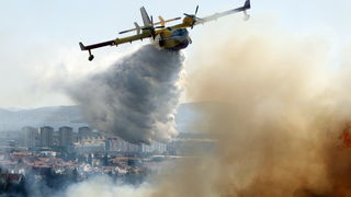 Zadar, 270810
Veliki pozar izbio je danas popodne u Zadru na podrucju izmedju kvarta Bili brig i put Bokanjca. Vatrogasci su i dalje na terenu te se bore sa vatrom da ne dodje do obliznjih kuca.
Foto: Jure Miskovic / CROPIX