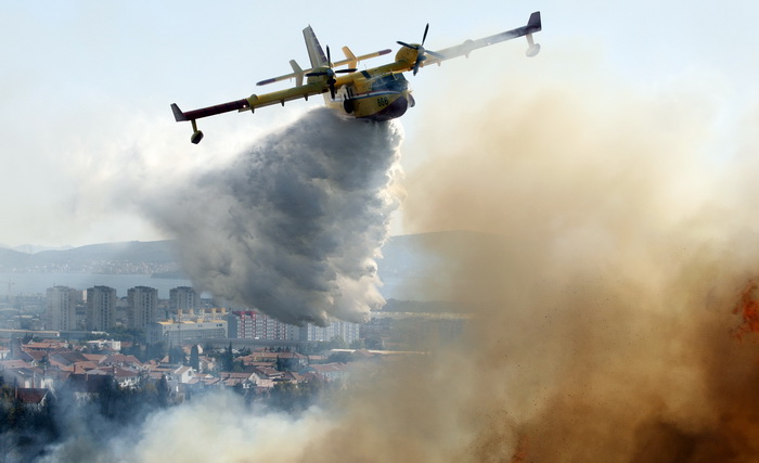Zadar, 270810
Veliki pozar izbio je danas popodne u Zadru na podrucju izmedju kvarta Bili brig i put Bokanjca. Vatrogasci su i dalje na terenu te se bore sa vatrom da ne dodje do obliznjih kuca.
Foto: Jure Miskovic / CROPIX