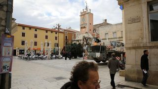 25.11.2013., Zadar – Na Narodnom trgu postavljena je jelka koja ce do prvog mjeseca 2014. krasiti najfrekventnije mjesto u centru grada. Photo: Filip Brala/PIXSELL Autor Filip Brala/PIXSELL KLJUČNE RIJEČI Narodni trg, bor, Jelka, Bozicni ugodjaj, bozi 25.11.2013., Zadar – Na Narodnom trgu postavljena je jelka koja ce do prvog mjeseca 2014. krasiti najfrekventnije mjesto u centru grada. Photo: Filip Brala/PIXSELL Autor Filip Brala/PIXSELL KLJUČNE RIJEČI Narodni trg, bor, Jelka, Bozicni ugodjaj, bozi