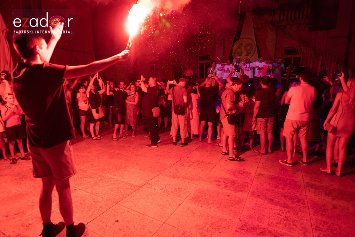 Svečani doček svjetskih prvaka Mihovila i Šime Fantele na Narodnom trgu Svečani doček svjetskih prvaka Mihovila i Šime Fantele na Narodnom trgu