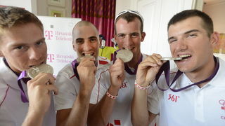 London, 030812.
Hrvatska kuca, Hotel Pelhalm.
Hrvatski veslacki cetverac na parice nakon osvojenih srebrnih medalja dosli u hrvatsku kucu, sjediste HOO-a tokom Olimpijskih Igra u Londonu.
Foto: Drago Sopta / CROPIX London, 030812.
Hrvatska kuca, Hotel Pelhalm.
Hrvatski veslacki cetverac na parice nakon osvojenih srebrnih medalja dosli u hrvatsku kucu, sjediste HOO-a tokom Olimpijskih Igra u Londonu.
Foto: Drago Sopta / CROPIX