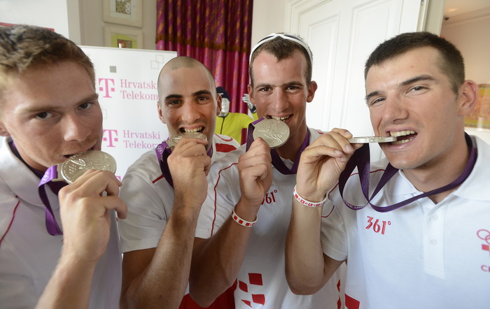 London, 030812.
Hrvatska kuca, Hotel Pelhalm.
Hrvatski veslacki cetverac na parice nakon osvojenih srebrnih medalja dosli u hrvatsku kucu, sjediste HOO-a tokom Olimpijskih Igra u Londonu.
Foto: Drago Sopta / CROPIX London, 030812.
Hrvatska kuca, Hotel Pelhalm.
Hrvatski veslacki cetverac na parice nakon osvojenih srebrnih medalja dosli u hrvatsku kucu, sjediste HOO-a tokom Olimpijskih Igra u Londonu.
Foto: Drago Sopta / CROPIX