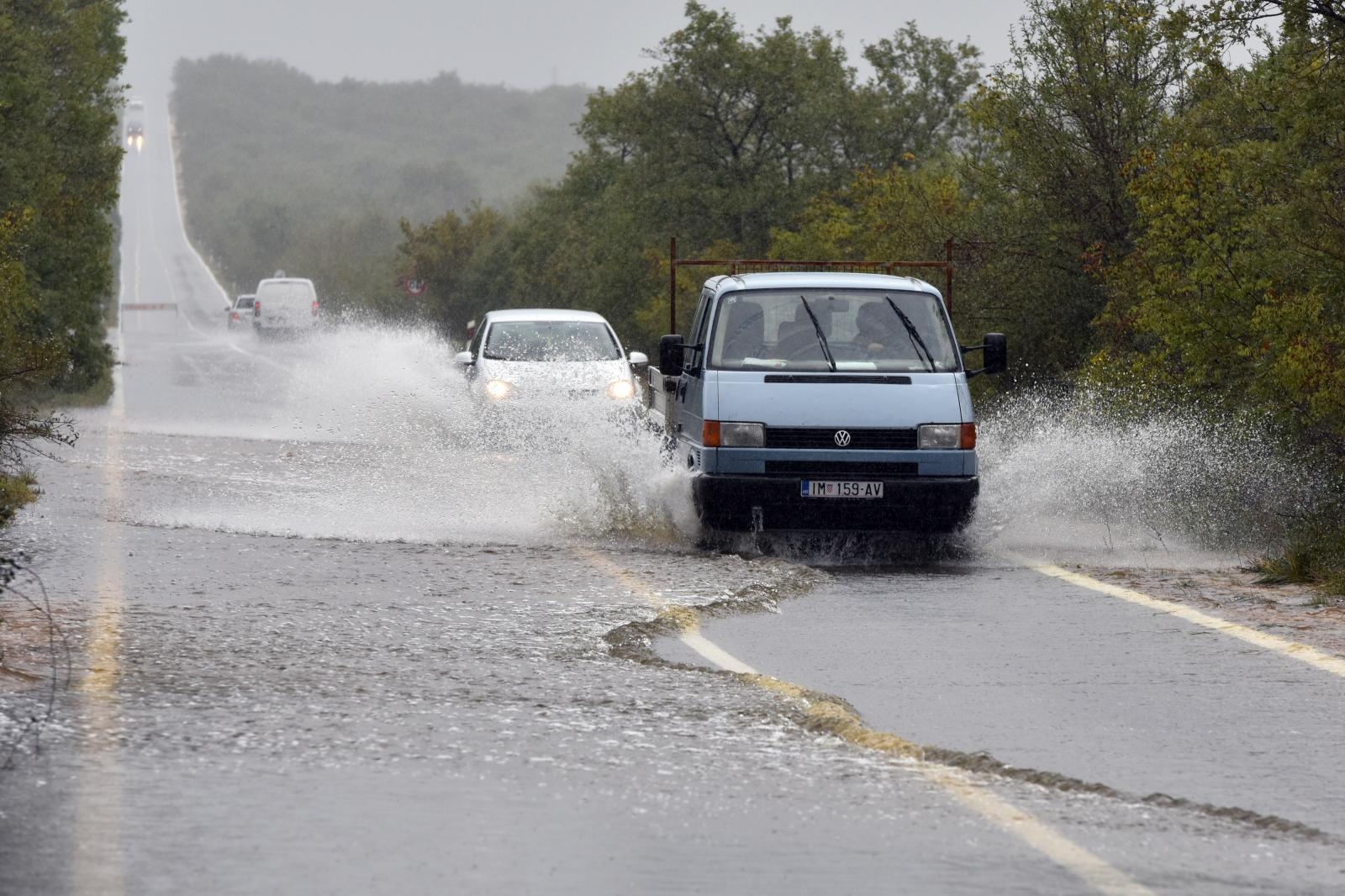 Zbog zarobljenog kamiona ne prometuje se cestom Poljica- Mazija