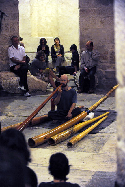 Zadar, 300510.
Veceras je u u crkvi Sv. Donata u sklopu projekta “Dolazak u bastinu” gostovao Dubravko Lapaine svirac didgeridooa, najstarijeg puhaceg instrumenta porijeklom iz Australije.
Foto: Andrija Lucic / Cropix Zadar, 300510.
Veceras je u u crkvi Sv. Donata u sklopu projekta “Dolazak u bastinu” gostovao Dubravko Lapaine svirac didgeridooa, najstarijeg puhaceg instrumenta porijeklom iz Australije.
Foto: Andrija Lucic / Cropix