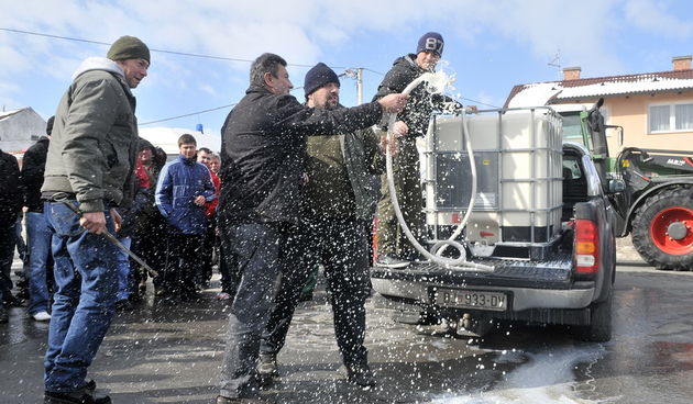 Bjelovar, 160212.
Nezadovoljni mljekari prosvjeduju, zbog smanjenja otkupne cijene mlijeka ispred Dukata u Zagrebu i Sirele u Bjelovaru vec treci dan. Svoje nezadovoljstvo izkazali su proljevanjem mlijeka, ispred traktorima blokiranog, ulaza u Sirelu.
Na