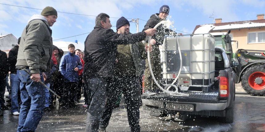 Bjelovar, 160212.
Nezadovoljni mljekari prosvjeduju, zbog smanjenja otkupne cijene mlijeka ispred Dukata u Zagrebu i Sirele u Bjelovaru vec treci dan. Svoje nezadovoljstvo izkazali su proljevanjem mlijeka, ispred traktorima blokiranog, ulaza u Sirelu.
Na Bjelovar, 160212.
Nezadovoljni mljekari prosvjeduju, zbog smanjenja otkupne cijene mlijeka ispred Dukata u Zagrebu i Sirele u Bjelovaru vec treci dan. Svoje nezadovoljstvo izkazali su proljevanjem mlijeka, ispred traktorima blokiranog, ulaza u Sirelu.
Na