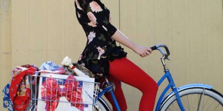 Žena na bicikli (Moda.hr)