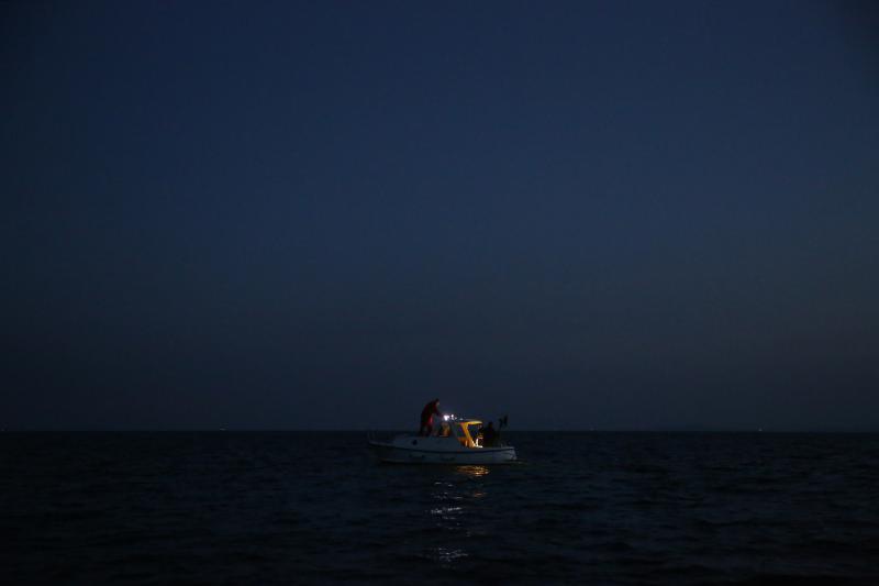 22.12.2013., Zadar – Neobicno toplo vrijeme za prve dane zime dodatni je poticaj za otisnuti se na more i uloviti koju lignju za Badnju vecer. Iako zbog oseke gotovo da nisu mogli isploviti, dva Privlacanca na nedjeljno poslijepodne udaljila su se od ob