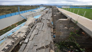 Rastane, Zadar, 301112.
Jako jugo koje je zadnja dva dana puhalo na zadarskom podrucju, srusilo je veliki dio tribine nogometnog stadiona u Rastanima.
Foto: Luka Gerlanc / CROPIX Rastane, Zadar, 301112.
Jako jugo koje je zadnja dva dana puhalo na zadarskom podrucju, srusilo je veliki dio tribine nogometnog stadiona u Rastanima.
Foto: Luka Gerlanc / CROPIX