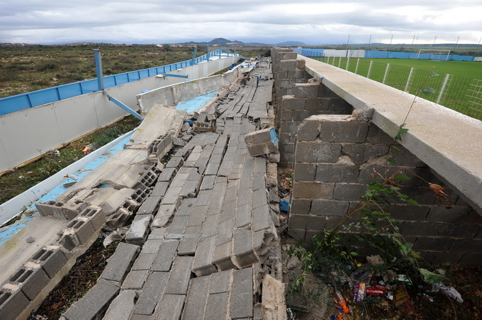 Rastane, Zadar, 301112.
Jako jugo koje je zadnja dva dana puhalo na zadarskom podrucju, srusilo je veliki dio tribine nogometnog stadiona u Rastanima.
Foto: Luka Gerlanc / CROPIX Rastane, Zadar, 301112.
Jako jugo koje je zadnja dva dana puhalo na zadarskom podrucju, srusilo je veliki dio tribine nogometnog stadiona u Rastanima.
Foto: Luka Gerlanc / CROPIX