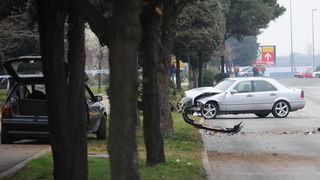 Zadar, 130211.
Jutros oko 10. sati u ulici Ante Starcevica – Bulevar dogodila se prometna nesreca u kojo su sudjelovali osobni automobil marke Opel Corsa i Marcedes. 
Na slici: Ocevid je jos u tjeku.
Foto: Andrija Lucic / CROPIX