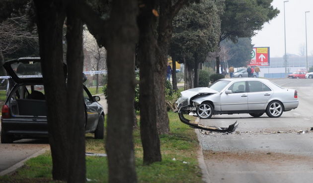 Zadar, 130211.
Jutros oko 10. sati u ulici Ante Starcevica – Bulevar dogodila se prometna nesreca u kojo su sudjelovali osobni automobil marke Opel Corsa i Marcedes. 
Na slici: Ocevid je jos u tjeku.
Foto: Andrija Lucic / CROPIX