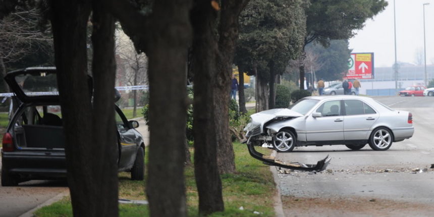 Zadar, 130211.
Jutros oko 10. sati u ulici Ante Starcevica – Bulevar dogodila se prometna nesreca u kojo su sudjelovali osobni automobil marke Opel Corsa i Marcedes. 
Na slici: Ocevid je jos u tjeku.
Foto: Andrija Lucic / CROPIX