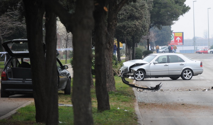 Zadar, 130211.
Jutros oko 10. sati u ulici Ante Starcevica – Bulevar dogodila se prometna nesreca u kojo su sudjelovali osobni automobil marke Opel Corsa i Marcedes. 
Na slici: Ocevid je jos u tjeku.
Foto: Andrija Lucic / CROPIX