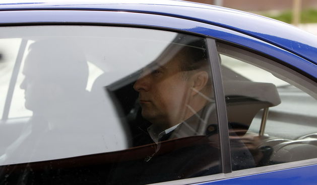 Koprivnica, 300310.
Damir Polancec uhicen je zbog afere Podravka.Policijski sluzbeni automobili su ispred obiteljske kuce u Koprivnici a nakon pretresa policijski sluzbenici privode Damira Polanceca.
Na slici: privodjenje Damira Polanceca u Koprivnici.
Fo