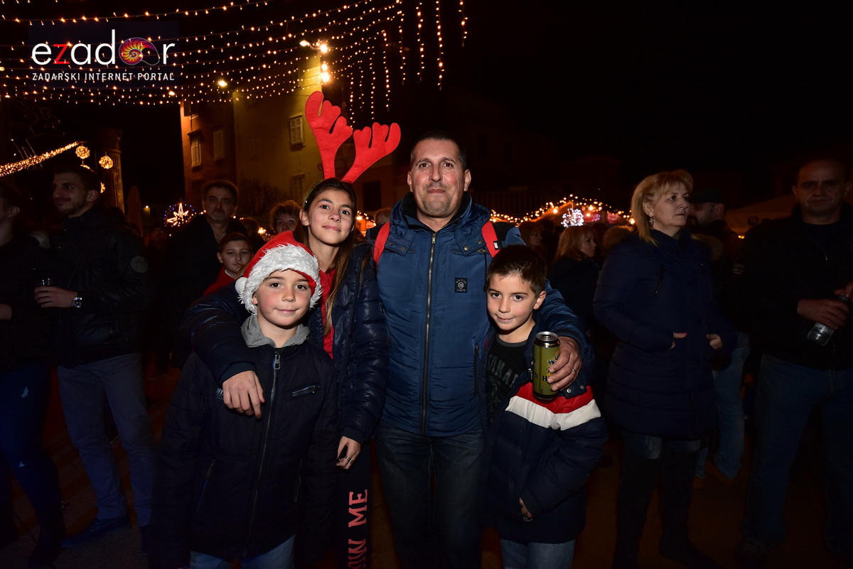 Tisuće Zadrana uživalo na krcatom Narodnom trgu i Tgu Petra Zoranića uz Tomislava Bralića i klapu Intrade Tisuće Zadrana uživalo na krcatom Narodnom trgu i Tgu Petra Zoranića uz Tomislava Bralića i klapu Intrade