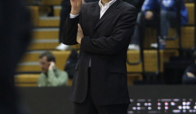 Zagreb, 311010. KC Drazen Petrovic. Zavrsni turnir Kupa Kresimir Cosic, Cedevita – Zadar. KK Zadar zbog nepodmirenih obaveza prema nekim igracima igra sa sastavom u kojem je 5 juniora i 1 kadet. Na slici: Trener Cedevite Aco Petrovic. Foto: Nenad Dugi / C