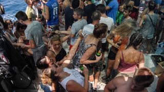 Tunuara 2016 – defile ribarica, spremanje brudeta, demonstracija ribarske vještine i koncert Zorica Kondža. Foto: TZ općine Kali/Adam Vidas Tunuara 2016 – defile ribarica, spremanje brudeta, demonstracija ribarske vještine i koncert Zorica Kondža. Foto: TZ općine Kali/Adam Vidas